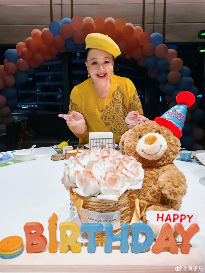 薛家燕早前與家人慶祝生日。(薛家燕微博)