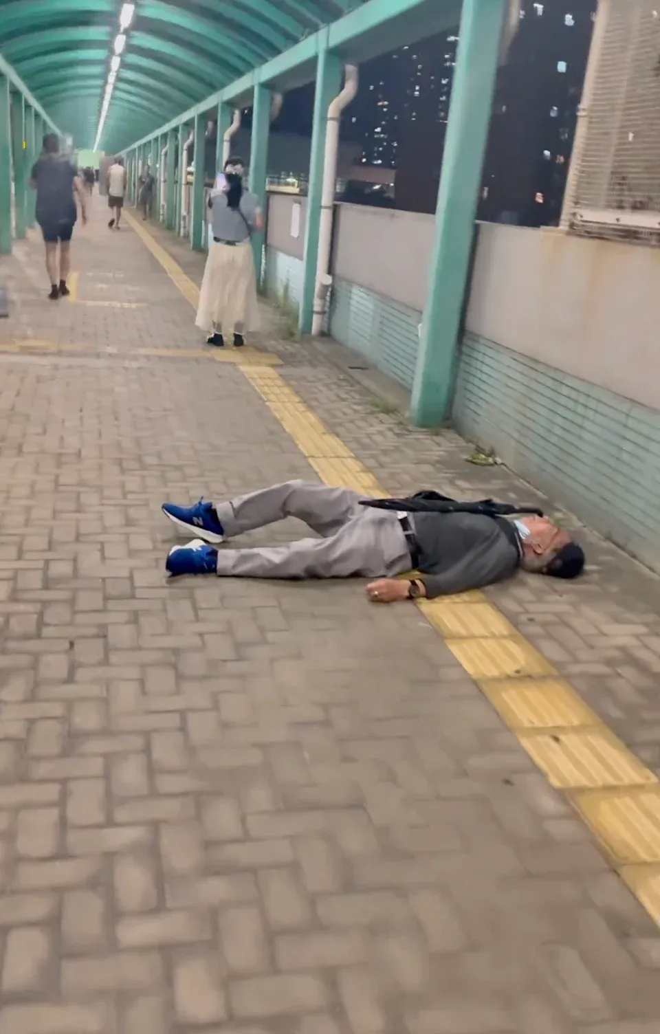 現場消息話疑似何太當時大叫「喂!」,而唔係「你七街瞓」