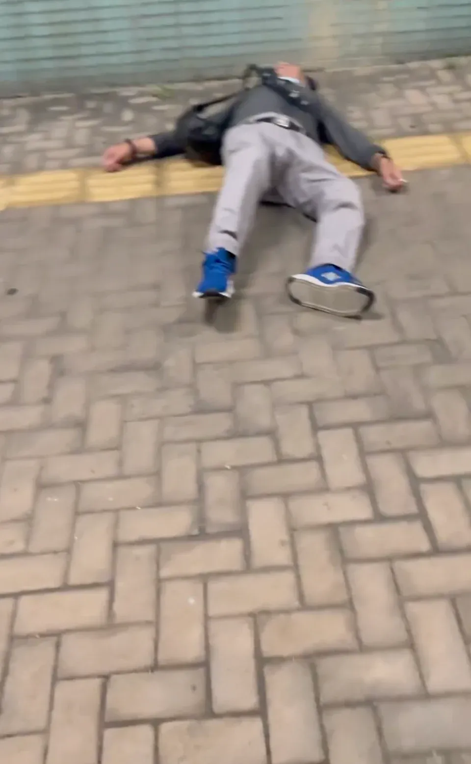 有網民見到疑似何伯攤喺地