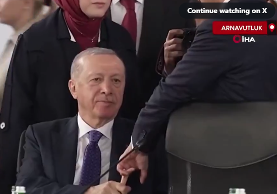 土耳其總統埃爾多安緊握法國總統馬克龍中指不放