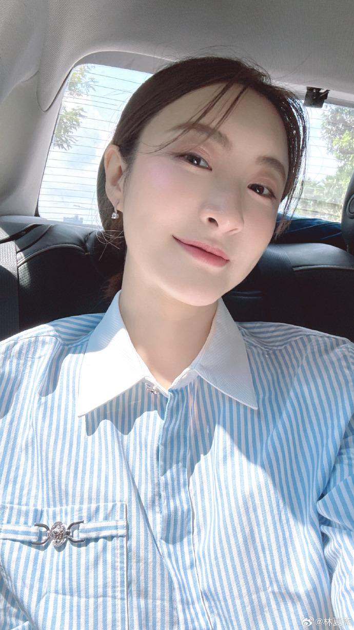 林夏薇5月11日於微博上載2張圖片,附上母親節快樂hashtag。