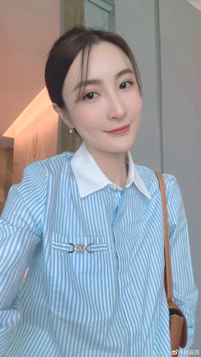 林夏薇5月11日於微博上載2張圖片,附上母親節快樂hashtag。