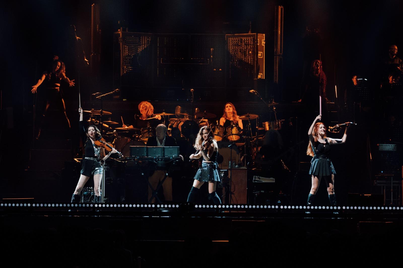 Hans Zimmer擅長將電子音樂與傳統管弦樂結合,創造出激昂的英雄式配樂。