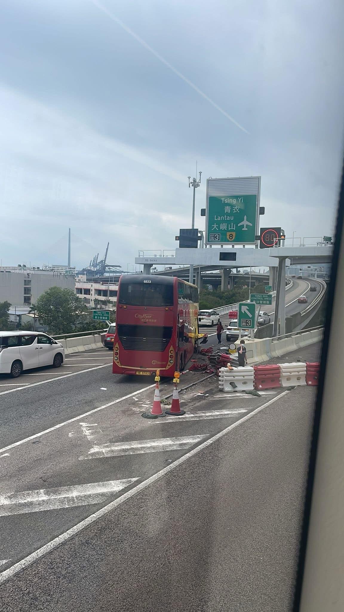 城巴疑失控撞向水馬。(FB「馬路的事討論區」)