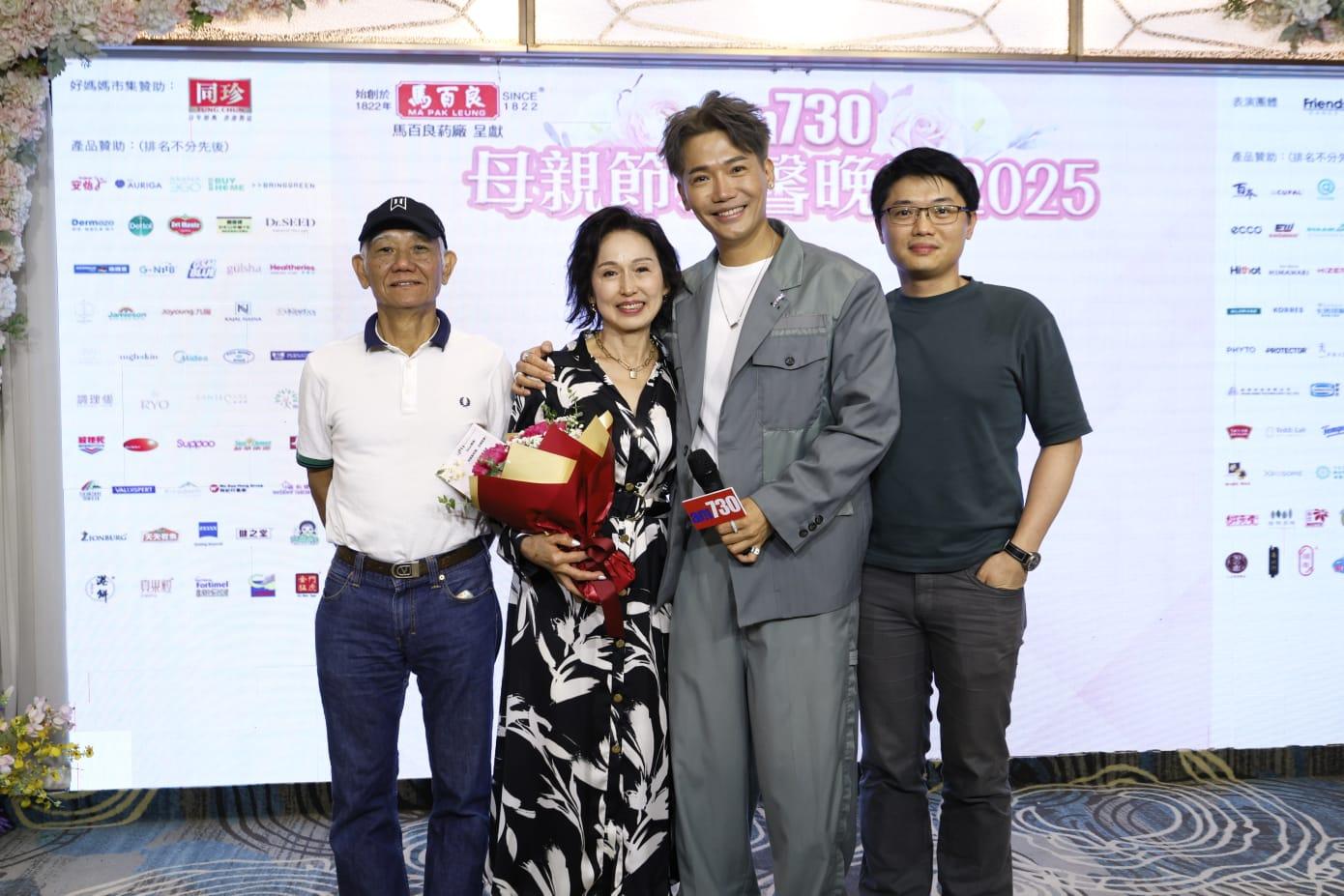 東東的爸爸、弟弟亦有到場,一起慶祝母親節。