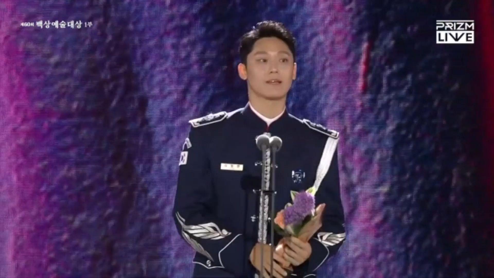 李到晛去年在「第60屆百想藝術大獎」中憑《破墓》勇奪男子新人演技獎。