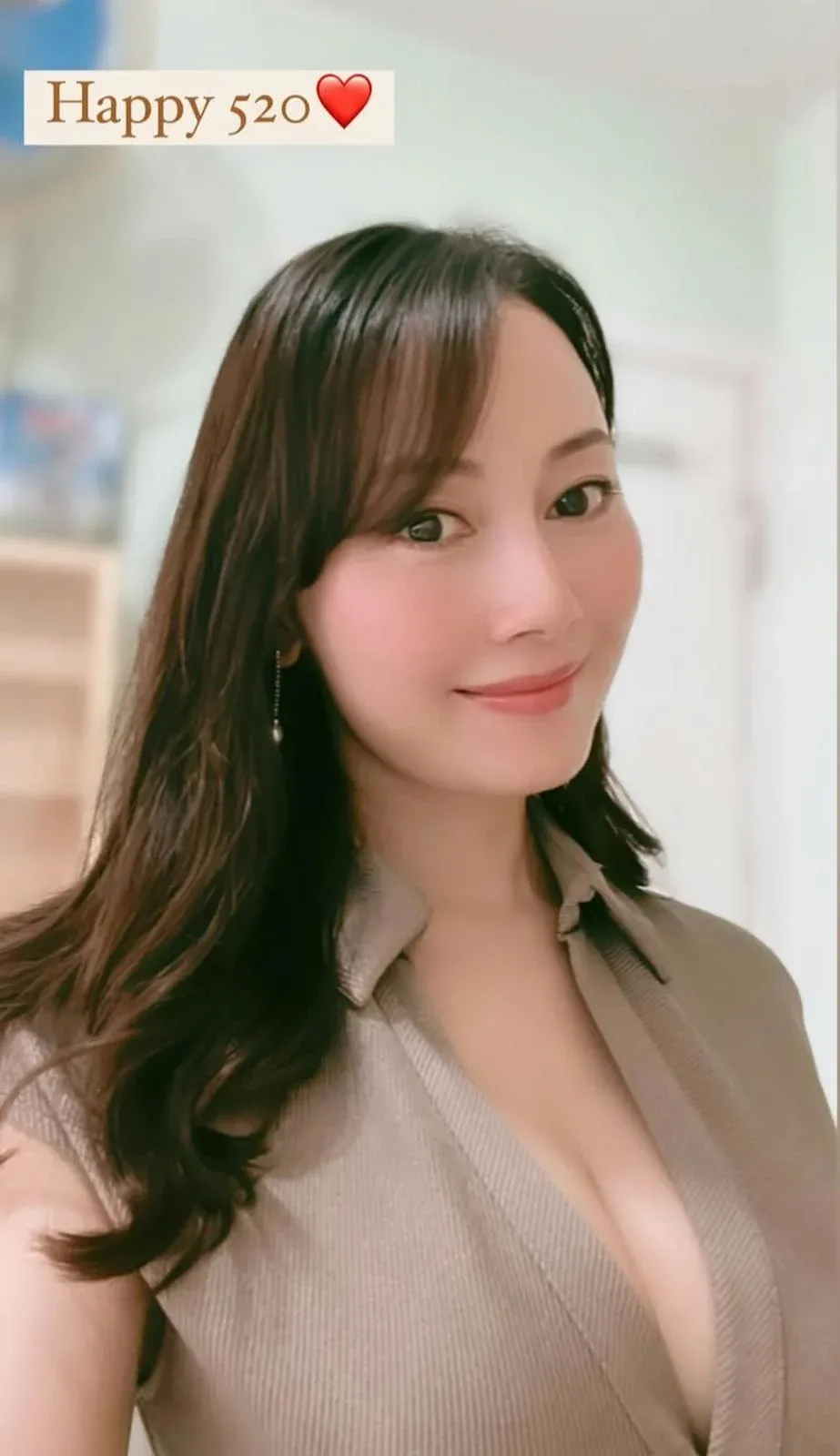 袁嘉敏近日以性感造型現身高級會所