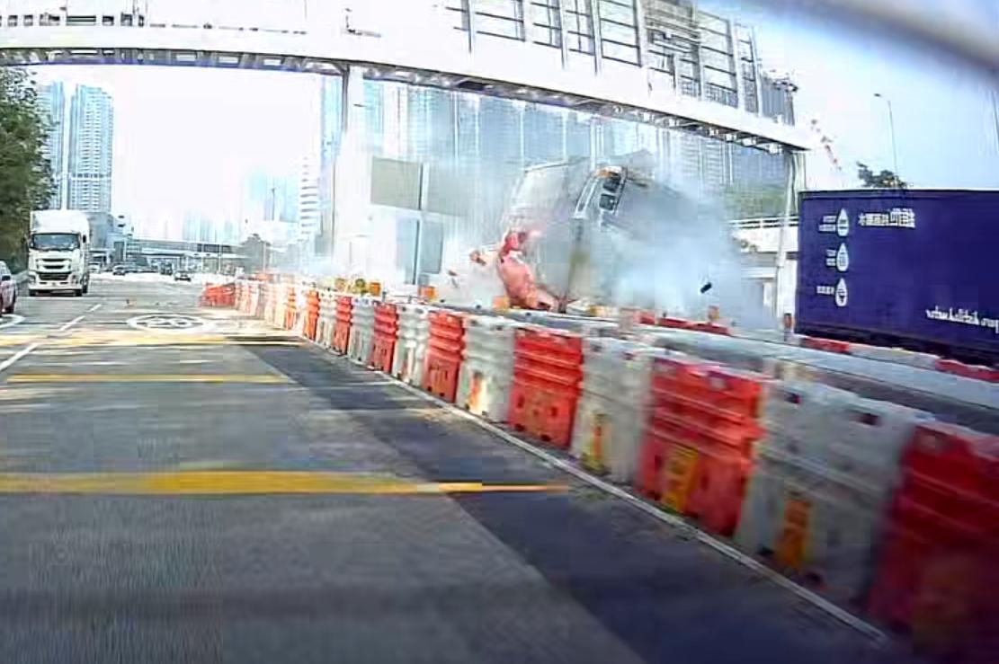 西九龍公路泥頭車與貨車爭路撞水馬。(fb「車cam L(香港群組)」截圖)