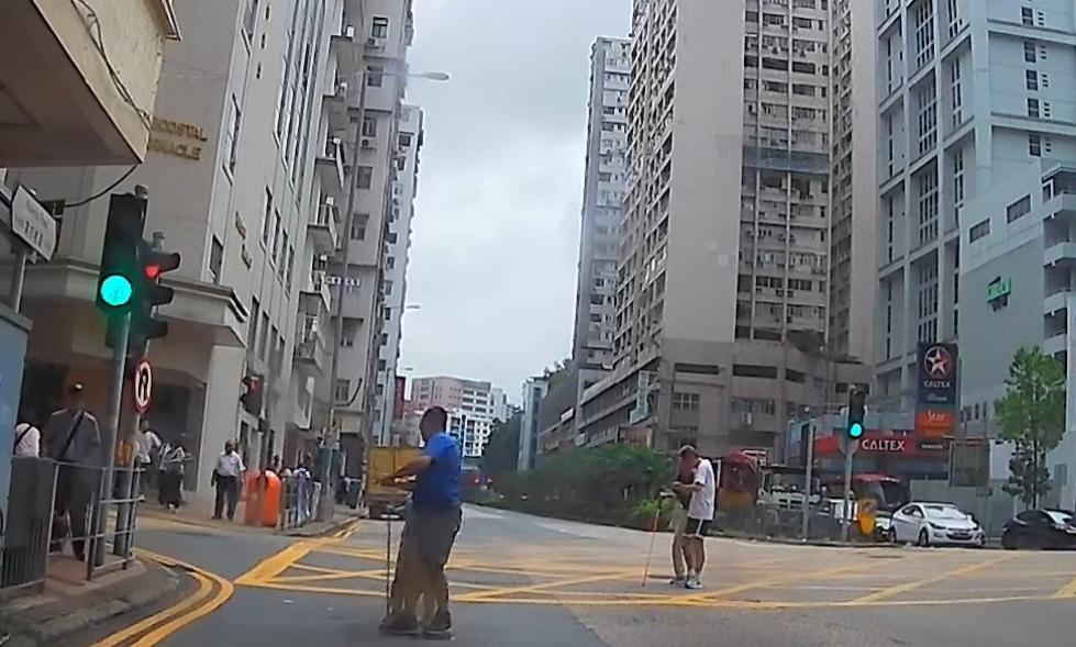 車Cam直擊|窩打老道兩長者撐拐杖亂過路,兩男護送返行人路送回家。(fb「車cam L(香港群組)」圖片)