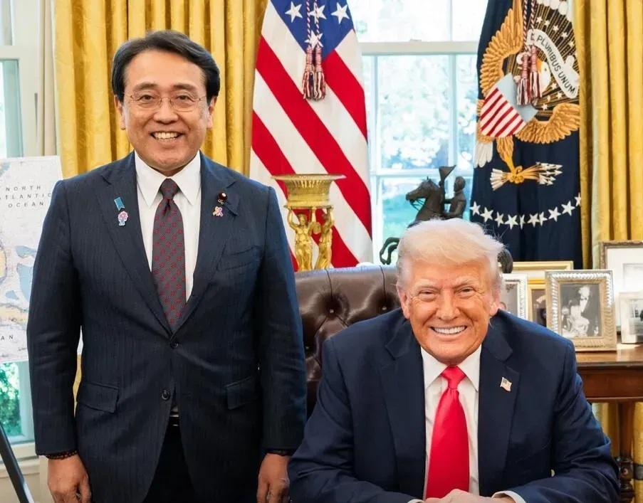 日本經濟再生擔當大臣兼首席談判代表赤澤亮正早前與特朗普會晤,並贈送中國製造大阪關西世博會吉祥物「脈脈」錢罌。(資料圖片)