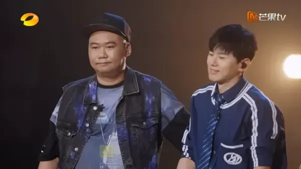 苟偉與張杰共同創作歌曲《北斗星的愛》打開知名度。(微博)