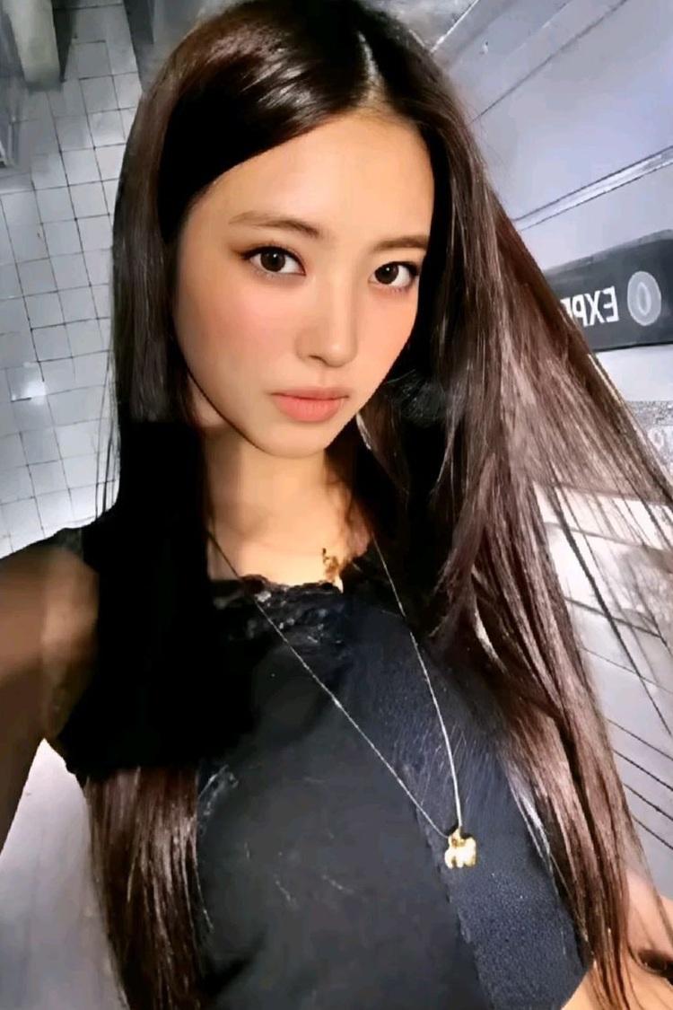 Anna@MEOVV獲封「神顏」 網絡瘋傳靚過子瑜