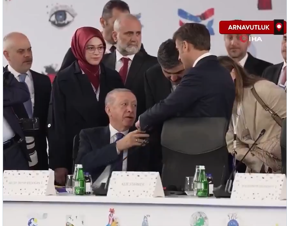 土耳其總統埃爾多安緊握法國總統馬克龍中指不放