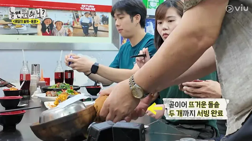 期間Jacob和Tracy就送咗好有香港特色嘅蛋撻俾主持人,仲同佢哋一齊食煲仔飯等地道美食