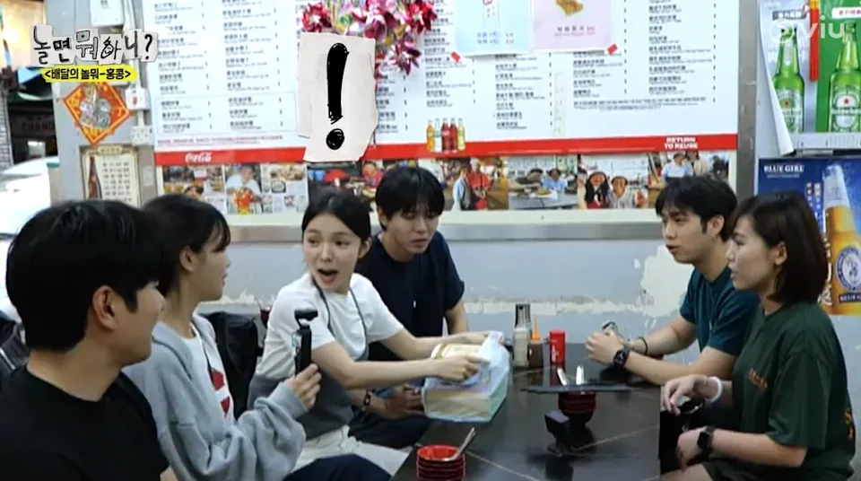 期間Jacob和Tracy就送咗好有香港特色嘅蛋撻俾主持人,仲同佢哋一齊食煲仔飯等地道美食