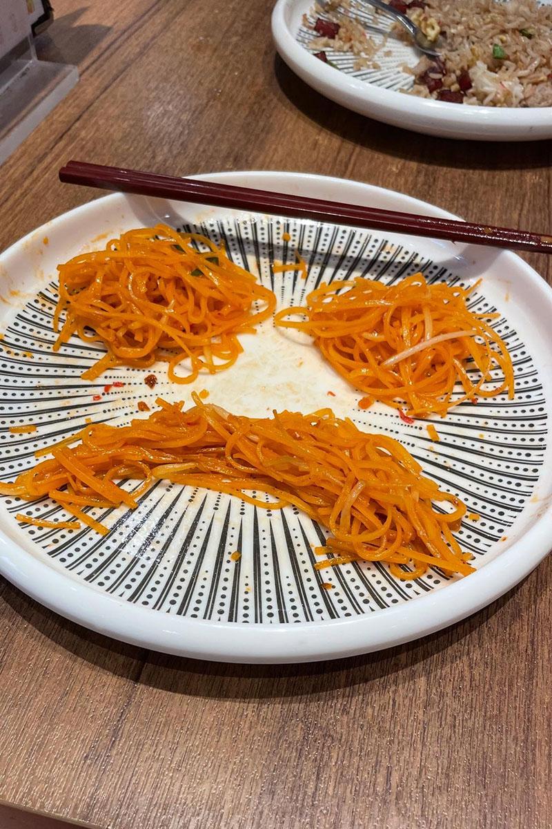 有其他網民分享在食物器皿上即時留符號反映意見。(Threads圖片)