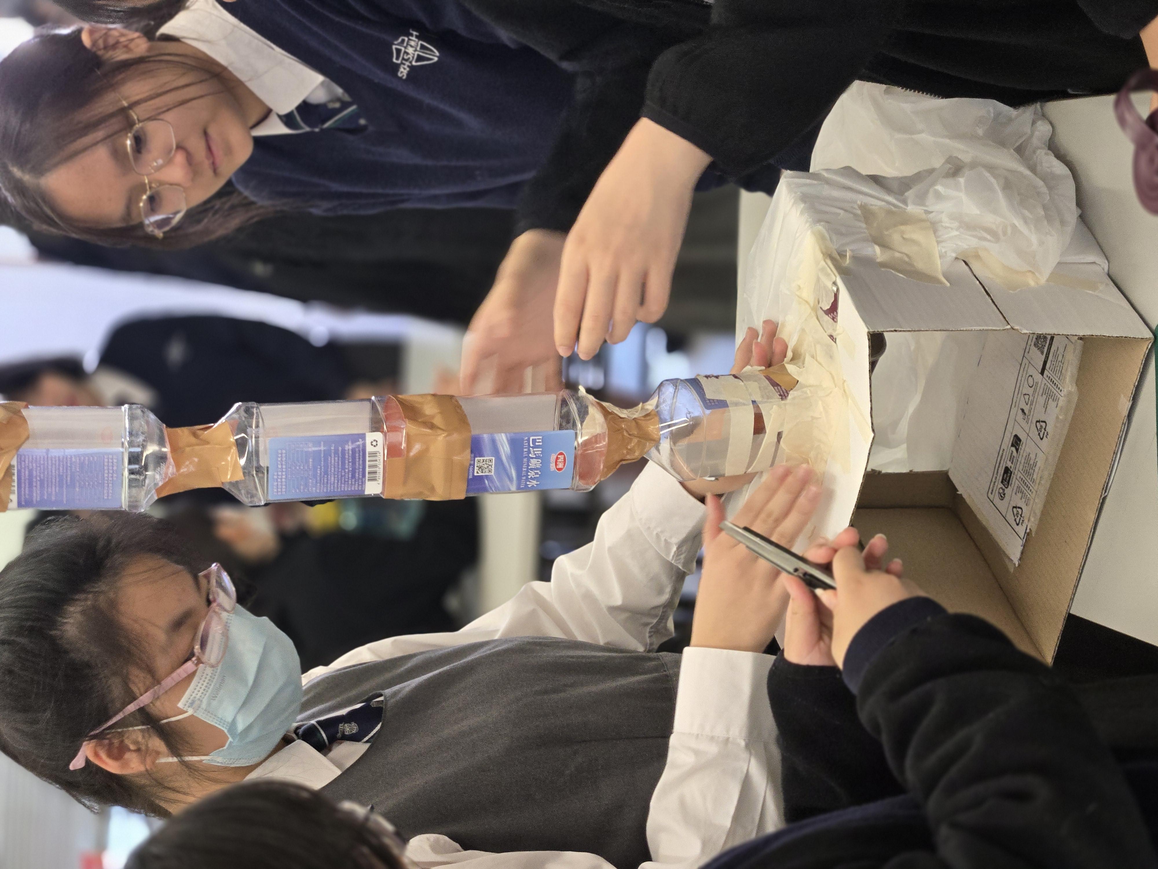 學生各出奇謀發揮創意,製作各種「執垃圾神器」。