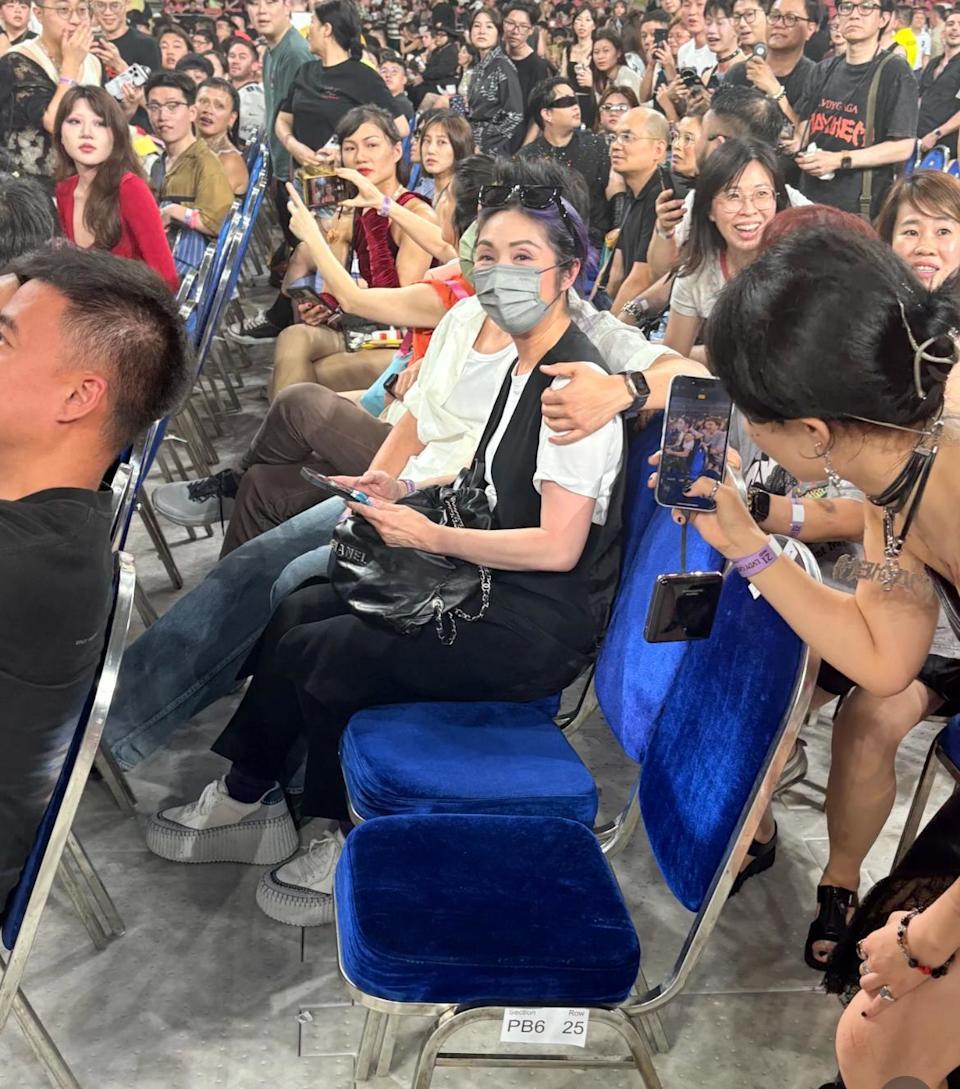 楊千嬅出現,令不少人走到她的位置要求合照,後排的女fans更愈影愈埋。