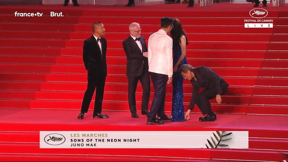 梁家輝紳士地蹲下為高圓圓整理裙擺。