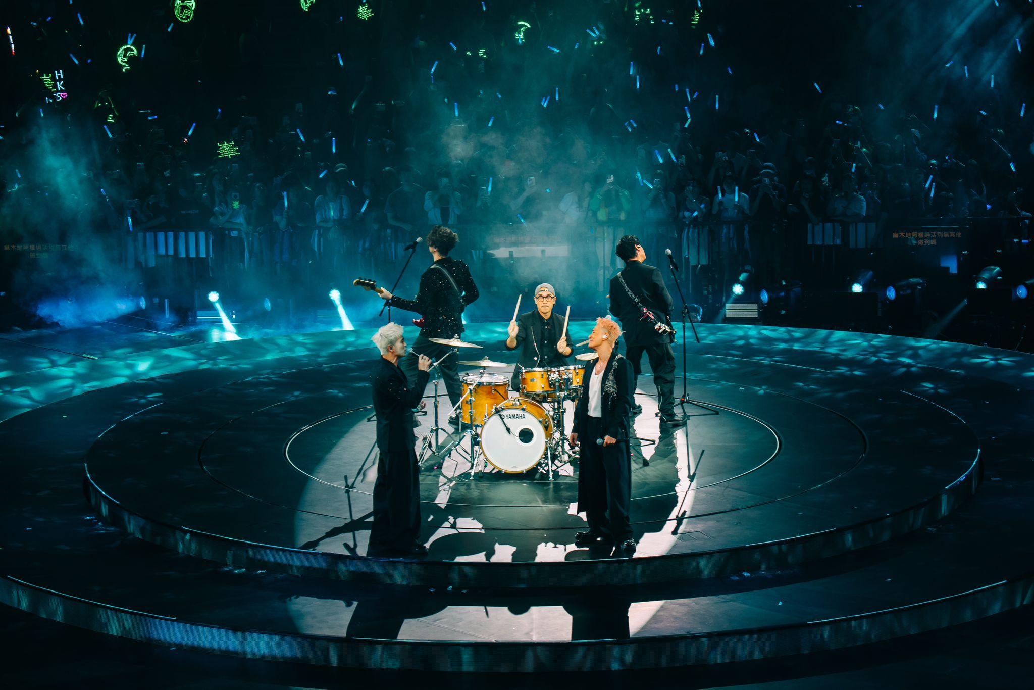 昨晚第三場,林峯唱出由Dear Jane結他手Howie作曲的《樓下有人》。