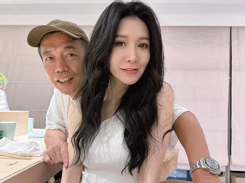 Monique經常在社交平台分享闊太生活之日常,更與富商丈夫曬恩愛。(IG@moniqueau)