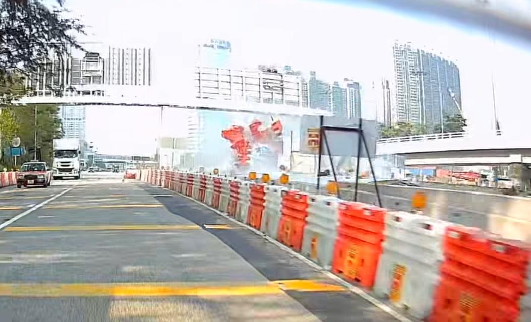 西九龍公路泥頭車與貨車爭路撞水馬。(fb「車cam L(香港群組)」截圖)