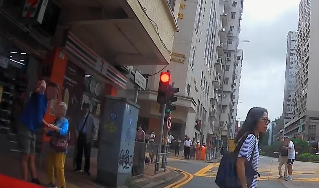 車Cam直擊|窩打老道兩長者撐拐杖亂過路,兩男護送返行人路送回家。(fb「車cam L(香港群組)」圖片)