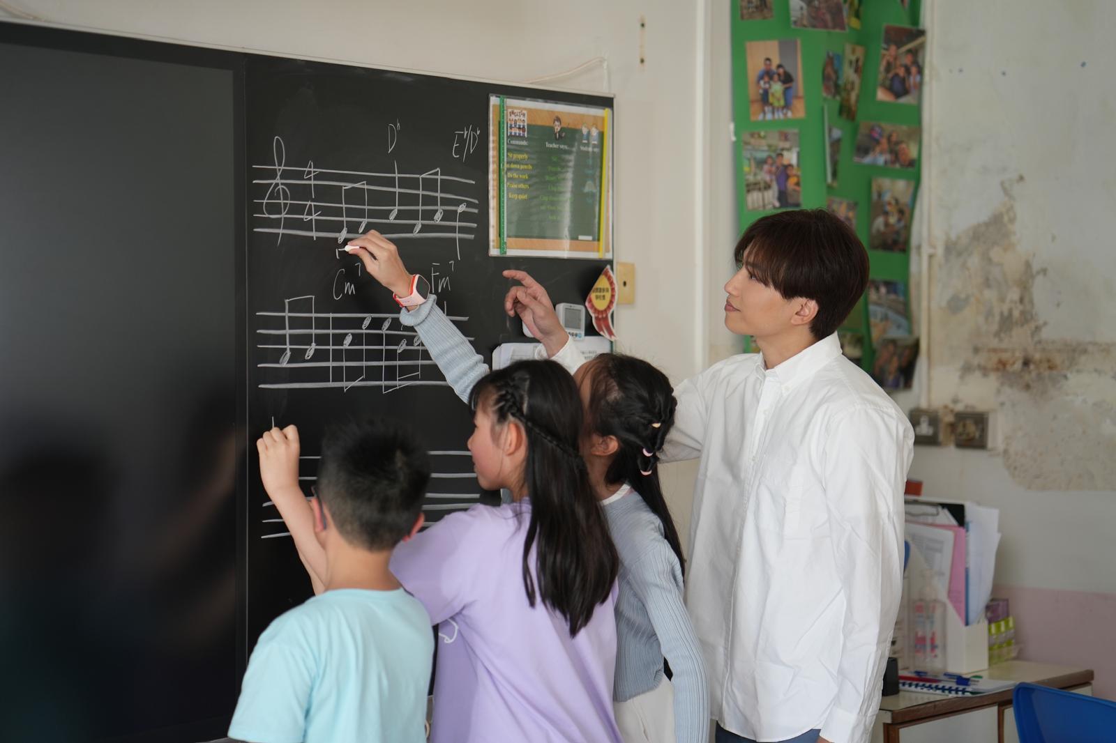 羅力威在長洲取景拍攝新歌《悠揚一曲》MV。