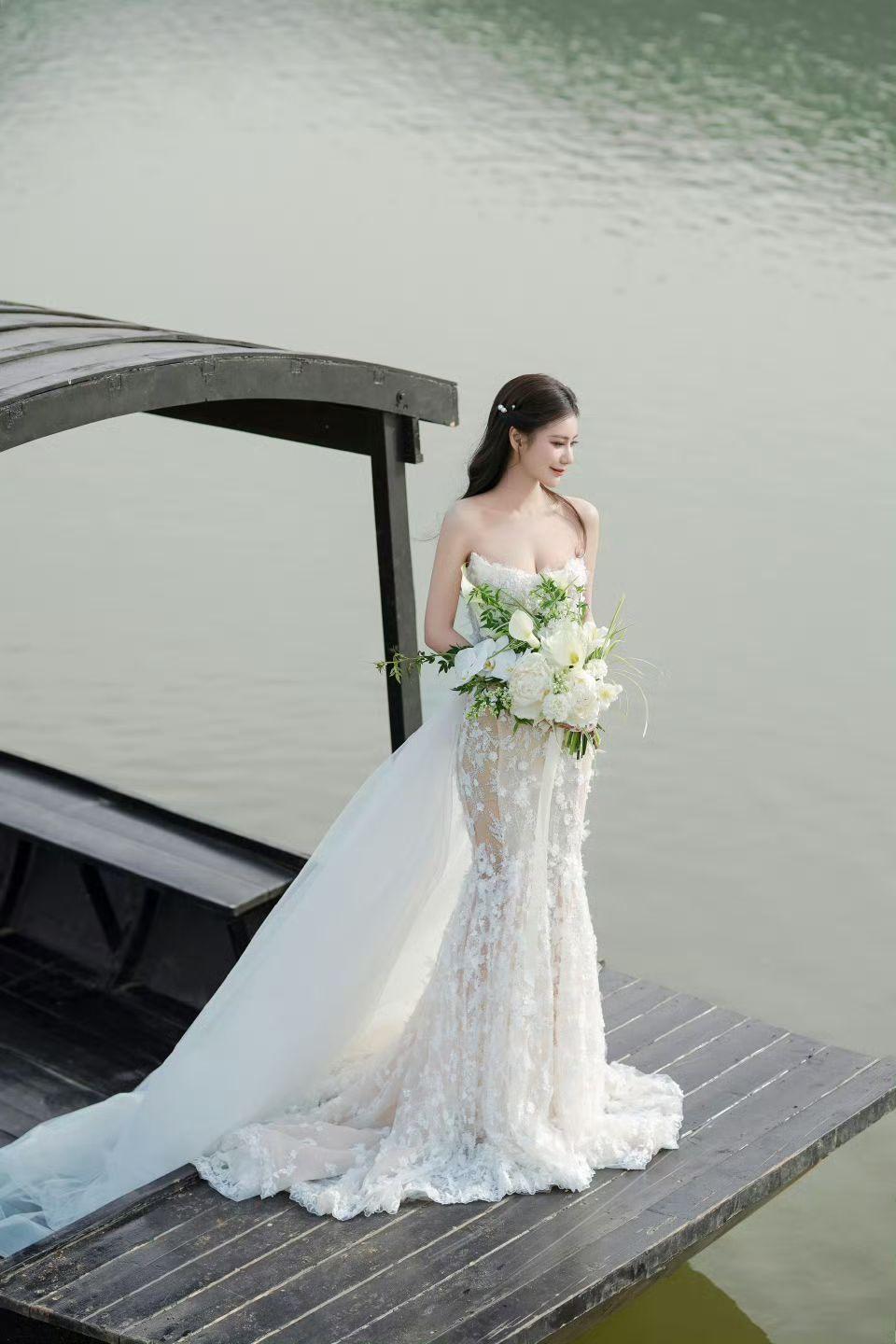 馬筱梅換上三套嫁衣拍婚照。