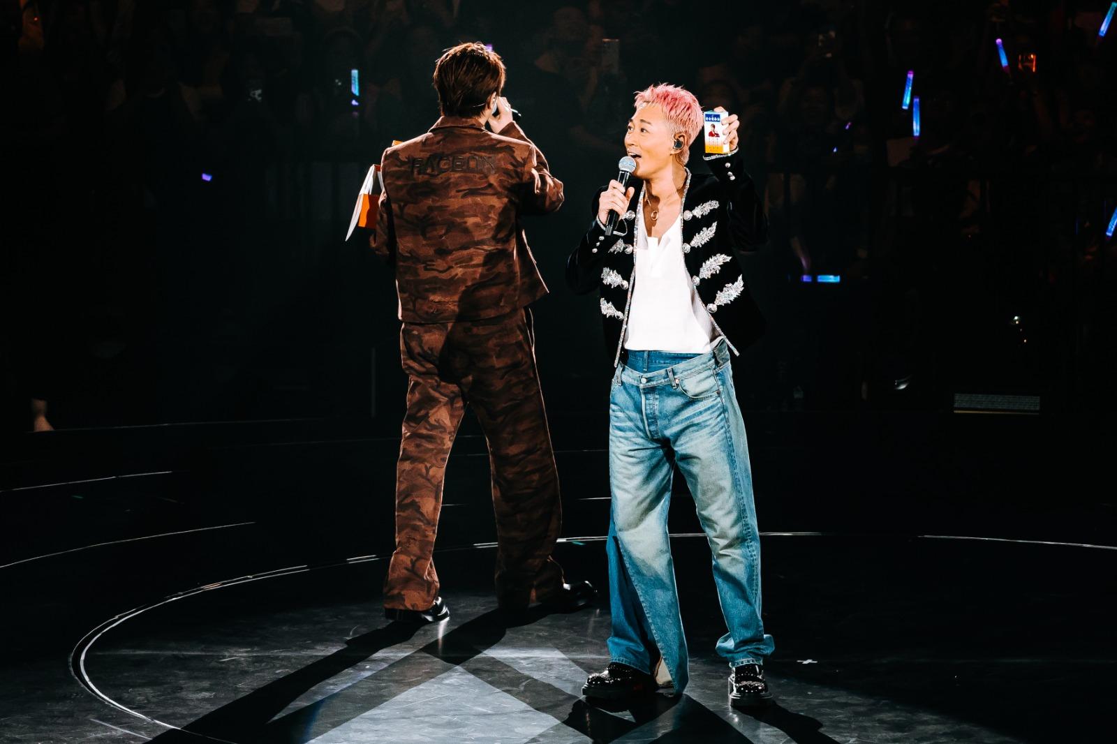 自認後輩的軒仔,向阿峯送上特別調製的「軒公活絡油」。