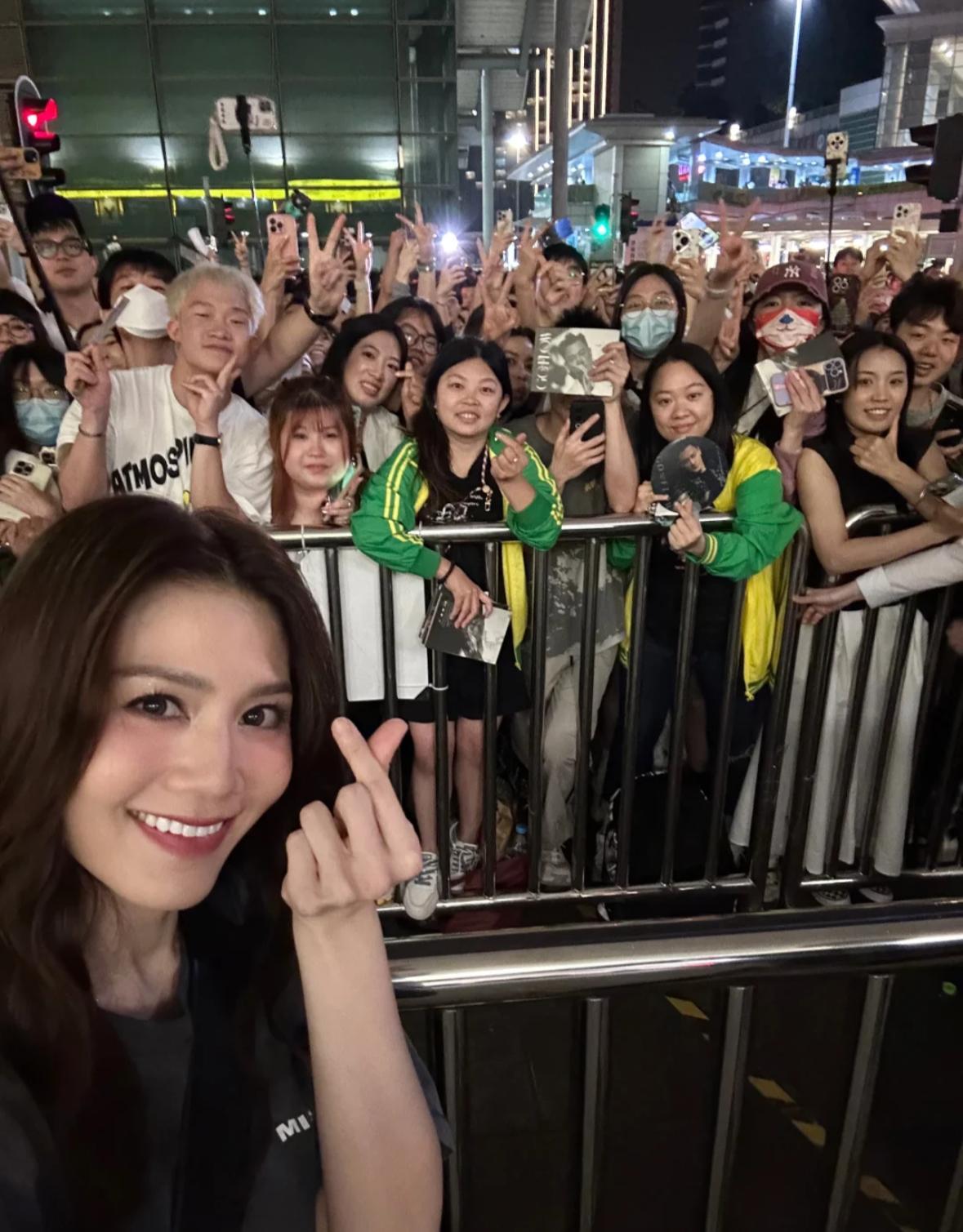 最近有網民在小紅書分享周秀娜步出紅館停車場的欄杆與粉絲自拍互動。