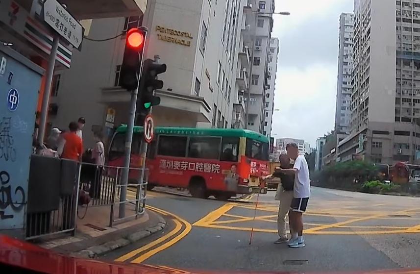 車Cam直擊|窩打老道兩長者撐拐杖亂過路,兩男護送返行人路送回家。(fb「車cam L(香港群組)」圖片)