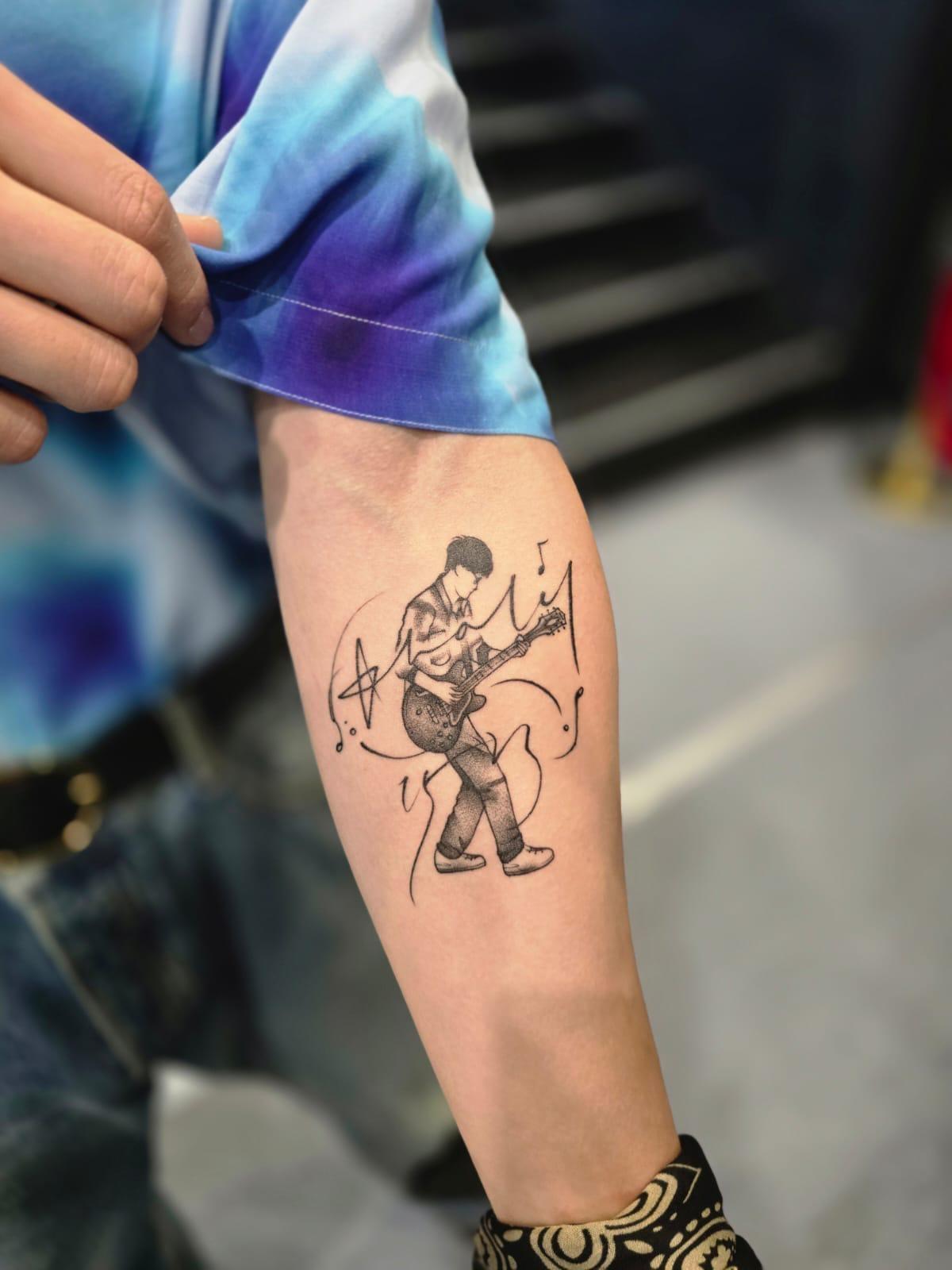 Michael C展示方大同紋身。