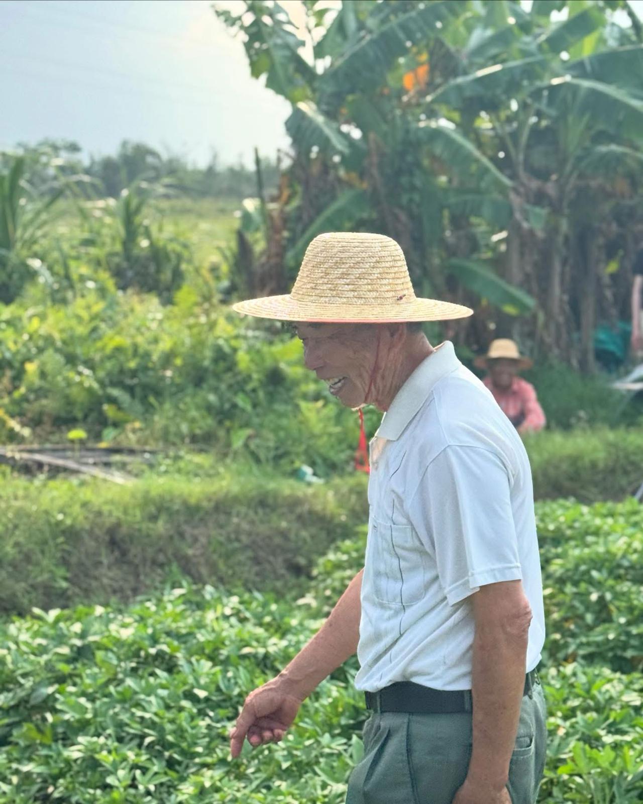 雲浩影祝福當地的公公婆婆身體健康。
