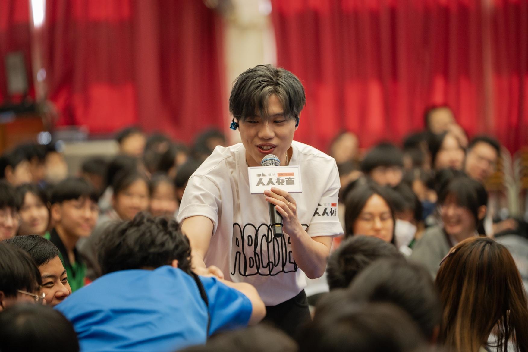 黃明德與學生打成一片。