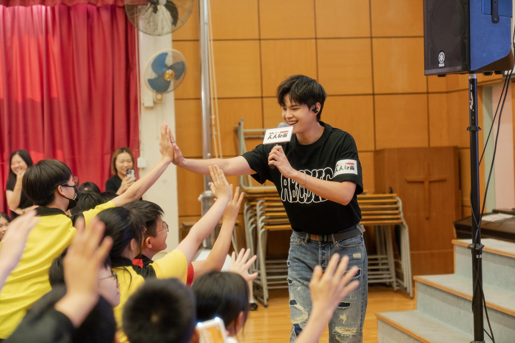 黎展峯即席高歌表演。