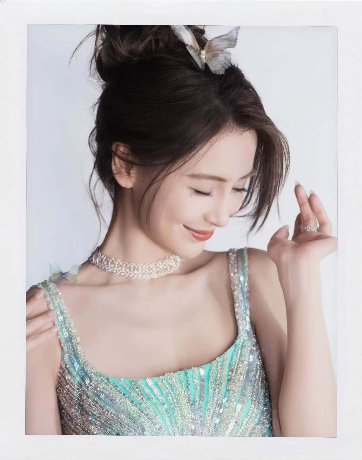 Angelababy身穿黎巴嫩設計師品牌Tony Ward最新2025春夏定制ball dress。(楊穎工作室微博)