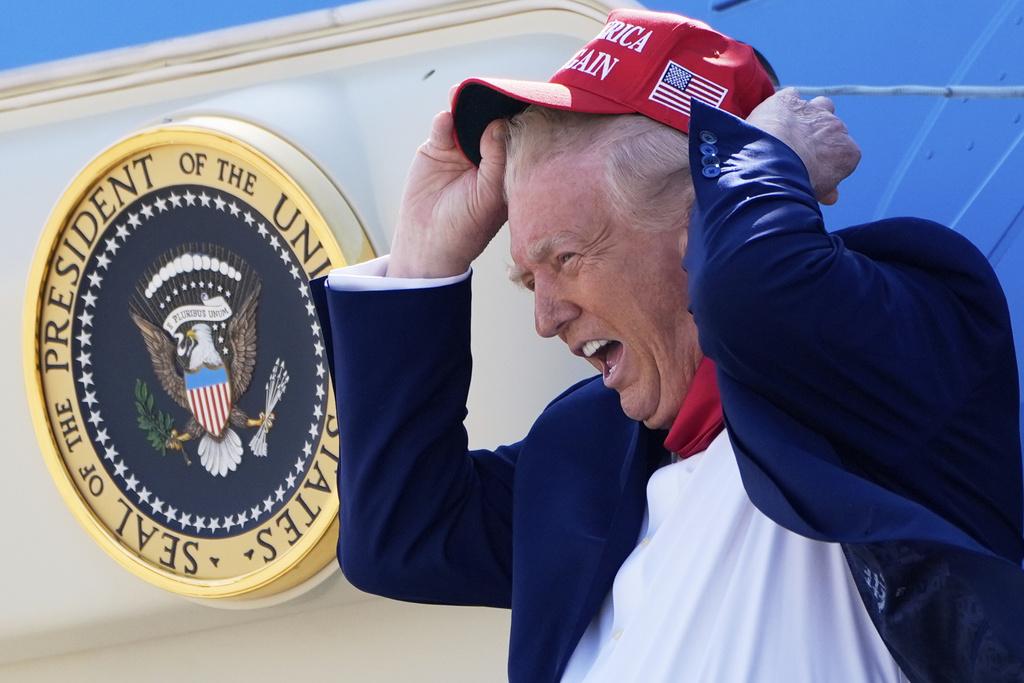 特朗普與空軍一號。(資料圖片)