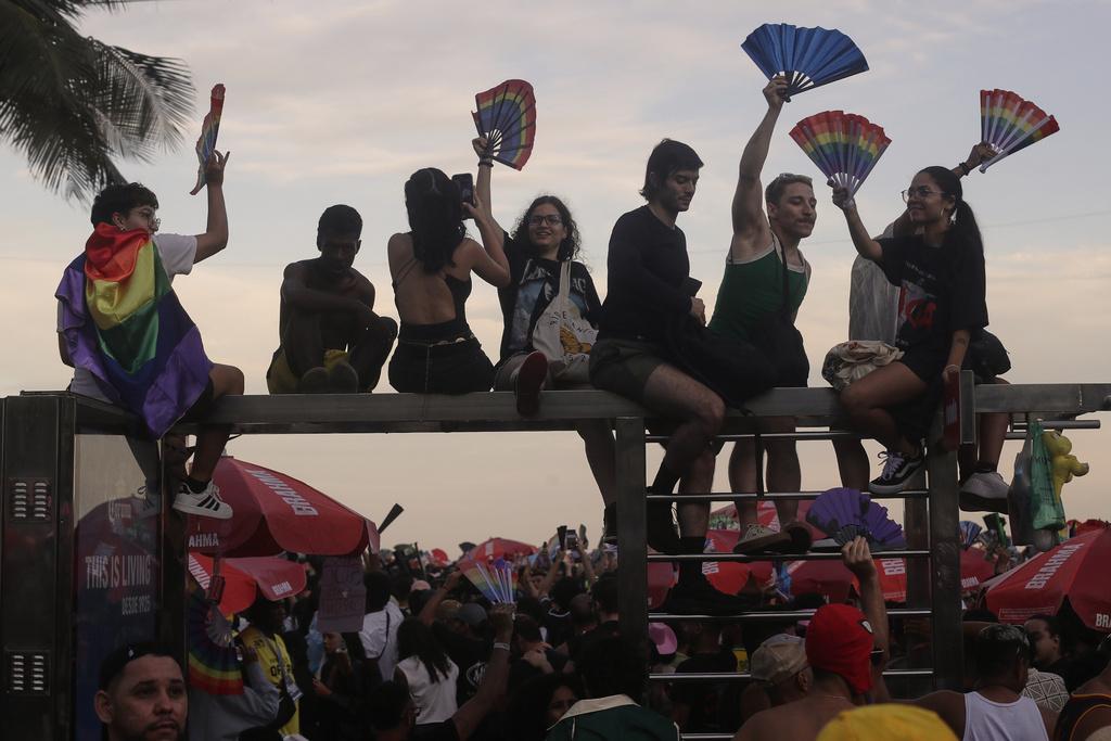 粉絲high爆,跟隨偶像又唱又跳。(美聯社)