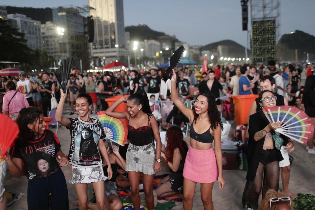 粉絲high爆,跟隨偶像又唱又跳。(美聯社)