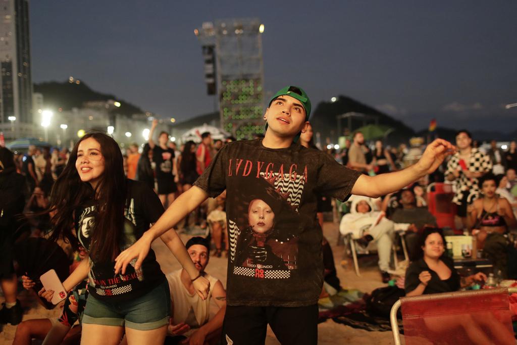 粉絲high爆,跟隨偶像又唱又跳。(美聯社)