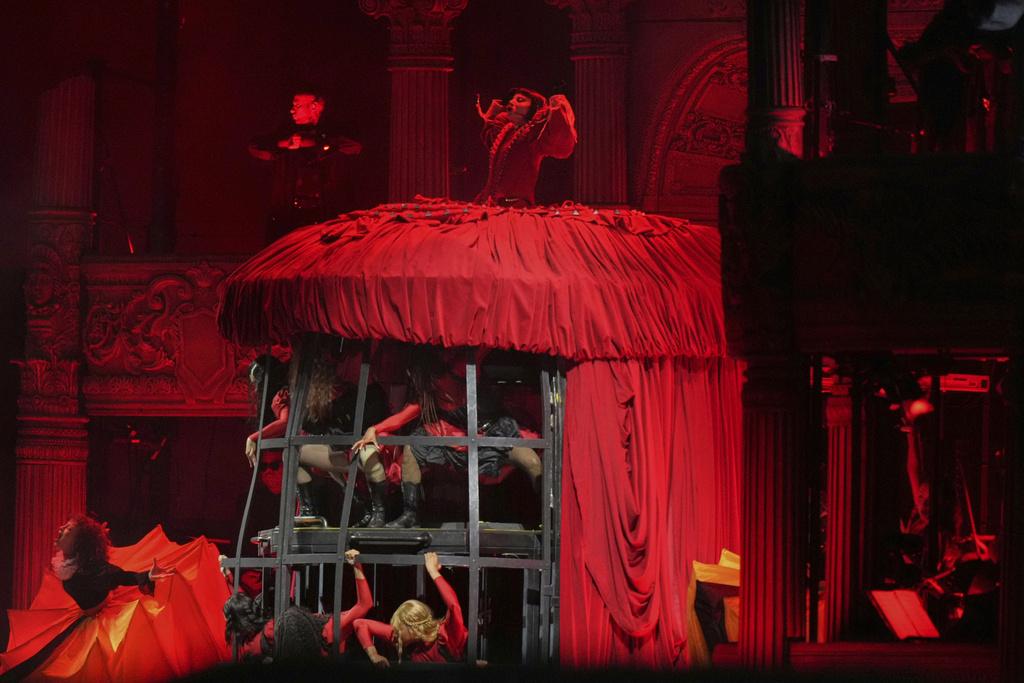 Lady Gaga上周六在巴西里約熱內盧科帕卡巴納海灘舉行她出道以來最大型演唱會,以多個破格造型獻唱名曲。(美聯社)