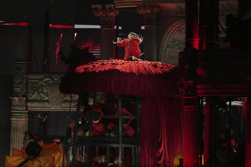 Lady Gaga上周六在巴西里約熱內盧科帕卡巴納海灘舉行她出道以來最大型演唱會,以多個破格造型獻唱名曲。(美聯社)