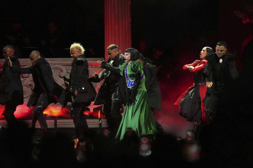 Lady Gaga上周六在巴西里約熱內盧科帕卡巴納海灘舉行她出道以來最大型演唱會,以多個破格造型獻唱名曲。(美聯社)