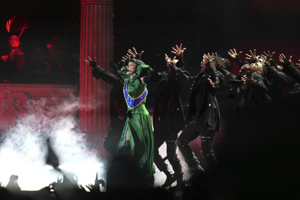 Lady Gaga上周六在巴西里約熱內盧科帕卡巴納海灘舉行她出道以來最大型演唱會,以多個破格造型獻唱名曲。(美聯社)