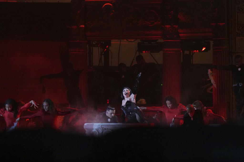 Lady Gaga上周六在巴西里約熱內盧科帕卡巴納海灘舉行她出道以來最大型演唱會,以多個破格造型獻唱名曲。(美聯社)