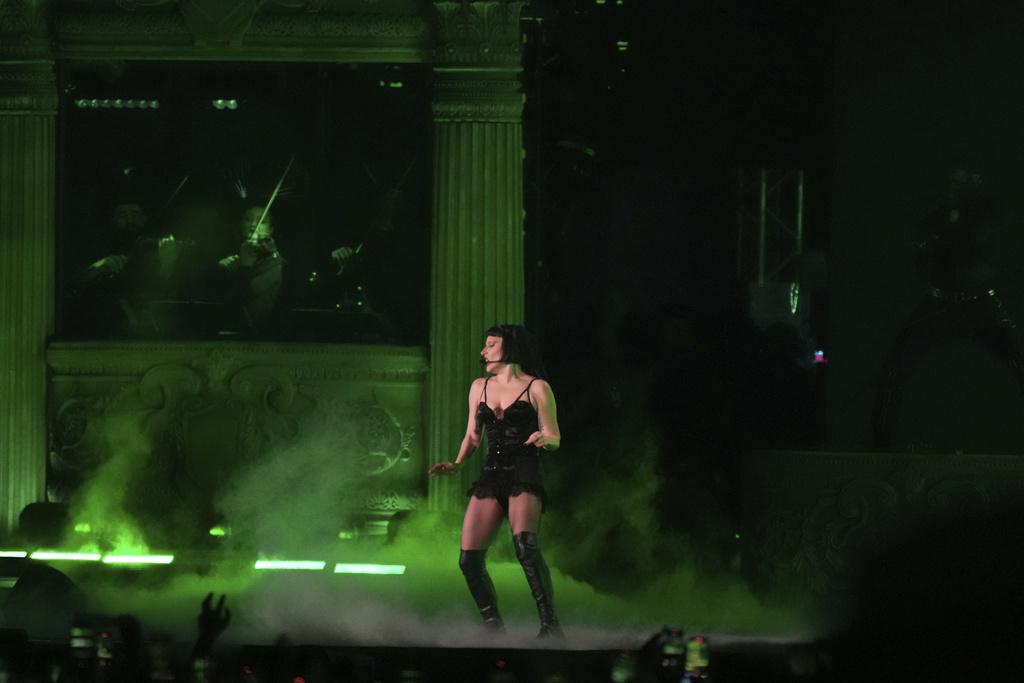 Lady Gaga上周六在巴西里約熱內盧科帕卡巴納海灘舉行她出道以來最大型演唱會,以多個破格造型獻唱名曲。(美聯社)