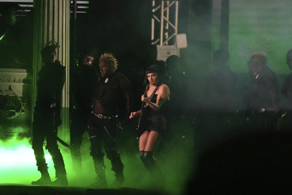 Lady Gaga上周六在巴西里約熱內盧科帕卡巴納海灘舉行她出道以來最大型演唱會,以多個破格造型獻唱名曲。(美聯社)