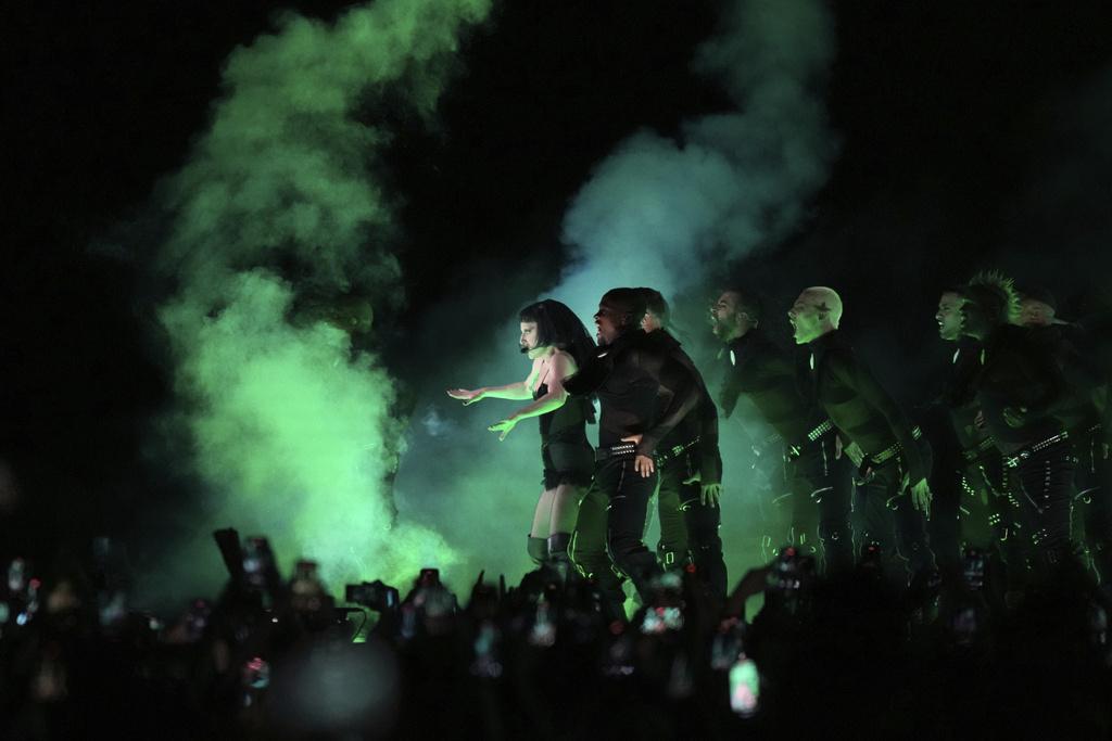 Lady Gaga上周六在巴西里約熱內盧科帕卡巴納海灘舉行她出道以來最大型演唱會,以多個破格造型獻唱名曲。(美聯社)