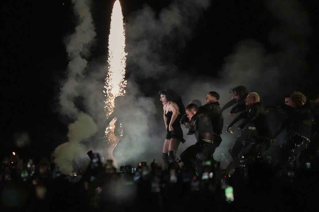 Lady Gaga上周六在巴西里約熱內盧科帕卡巴納海灘舉行她出道以來最大型演唱會,以多個破格造型獻唱名曲。(美聯社)